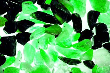 Pembe. Yeşil. Mavi. Mor. Kahverengi. Doğal Kuvars. Buz küpü biçimi arkaplanı