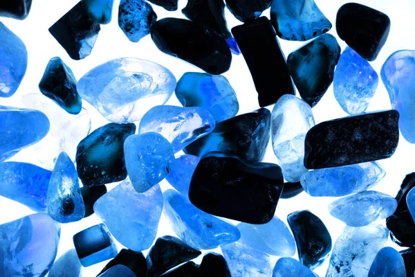 Pembe. Yeşil. Mavi. Mor. Kahverengi. Doğal Kuvars. Buz küpü biçimi arkaplanı