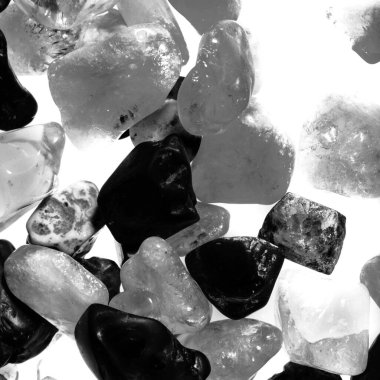 Pembe. Yeşil. Mavi. Mor. Kahverengi. Doğal Kuvars. Buz küpü biçimi arkaplanı