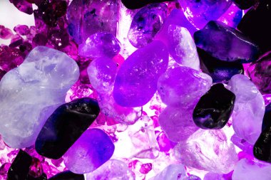 Pembe. Yeşil. Mavi. Mor. Kahverengi. Doğal Kuvars. Buz küpü biçimi arkaplanı