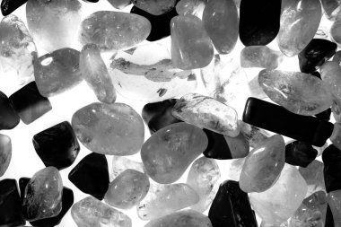 Pembe. Yeşil. Mavi. Mor. Kahverengi. Doğal Kuvars. Buz küpü biçimi arkaplanı