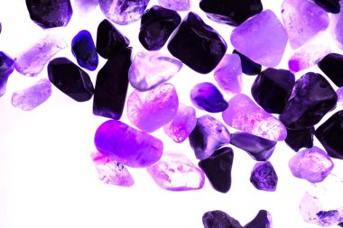 Pembe. Yeşil. Mavi. Mor. Kahverengi. Doğal Kuvars. Buz küpü biçimi arkaplanı