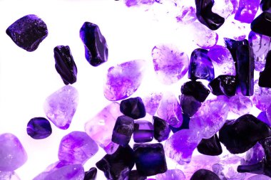 Pembe. Yeşil. Mavi. Mor. Kahverengi. Doğal Kuvars. Buz küpü biçimi arkaplanı