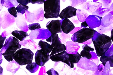 Pembe. Yeşil. Mavi. Mor. Kahverengi. Doğal Kuvars. Buz küpü biçimi arkaplanı