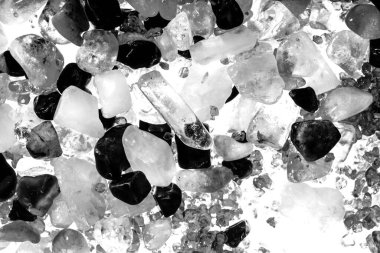 Pembe. Yeşil. Mavi. Mor. Kahverengi. Doğal Kuvars. Buz küpü biçimi arkaplanı