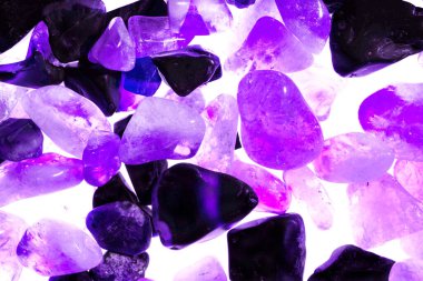 Pembe. Yeşil. Mavi. Mor. Kahverengi. Doğal Kuvars. Buz küpü biçimi arkaplanı