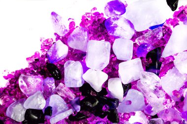 Pembe. Yeşil. Mavi. Mor. Kahverengi. Doğal Kuvars. Buz küpü biçimi arkaplanı