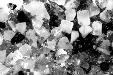 Pembe. Yeşil. Mavi. Mor. Kahverengi. Doğal Kuvars. Buz küpü biçimi arkaplanı