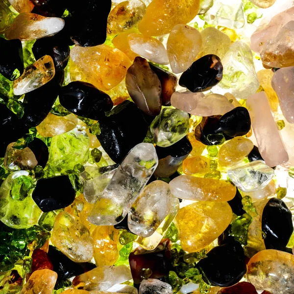 Pembe. Yeşil. Mavi. Mor. Kahverengi. Doğal Kuvars. Buz küpü biçimi arkaplanı