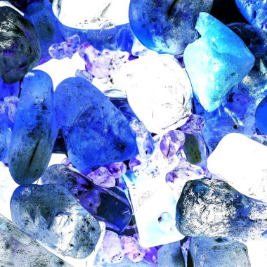 Pembe. Yeşil. Mavi. Mor. Kahverengi. Doğal Kuvars. Buz küpü biçimi arkaplanı