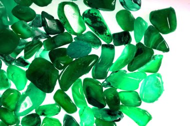 Pembe. Yeşil. Mavi. Mor. Kahverengi. Doğal Kuvars. Buz küpü biçimi arkaplanı