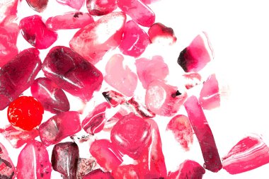 Pembe. Yeşil. Mavi. Mor. Kahverengi. Doğal Kuvars. Buz küpü biçimi arkaplanı