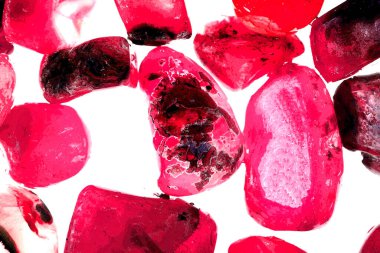 Pembe. Yeşil. Mavi. Mor. Kahverengi. Doğal Kuvars. Buz küpü biçimi arkaplanı