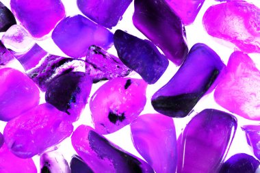 Pembe. Yeşil. Mavi. Mor. Kahverengi. Doğal Kuvars. Buz küpü biçimi arkaplanı