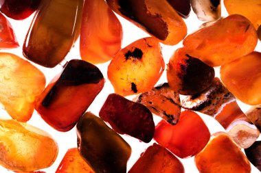 Pembe. Yeşil. Mavi. Mor. Kahverengi. Doğal Kuvars. Buz küpü biçimi arkaplanı