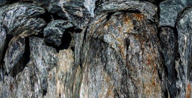 Kırsal taşlar, paslanmış dokular, renkli ve ilginç arka planlar ve büyüleyici dokular, web tasarımı ve soyut arkaplanlar için kullanılır.