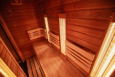 Bir sağlık stüdyosunda modern kızılötesi sauna.