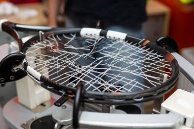 Tenis dükkanında tenis raketi asma süreci, yeni tenis raketi teli, spor ve eğlence konsepti