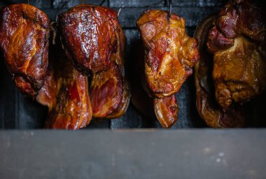 Tütsülenmiş et, göbek ya da kayın etini tütsüleme evinde ya da tütsüleme odasında koyu kabuklu et, yiyecek konsepti
