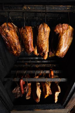 Tütsülenmiş domuz pirzolası ve sosis, tütsüleme evinde, yemek konsepti.