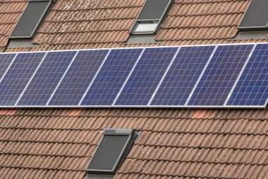 Aile evinin çatısındaki güneş panelleri, alternatif enerji, ekoloji konsepti