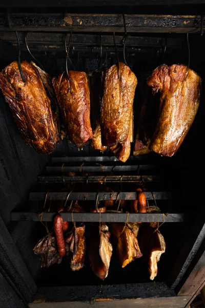 Tütsülenmiş domuz pirzolası ve sosis, tütsüleme evinde, yemek konsepti.