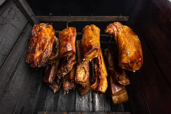 Geleneksel olarak tütsülenmiş et, yemek konsepti.
