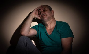 Sosyal inzivaya çekilme, izolasyon, covid-19 'un sonucu olarak kaygı ve depresyon çeken orta yaşlı bir adam.