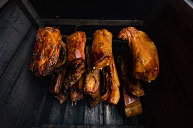 Tütsülenmiş et, göbek ya da kayın etini tütsüleme evinde ya da tütsüleme odasında koyu kabuklu et, yiyecek konsepti