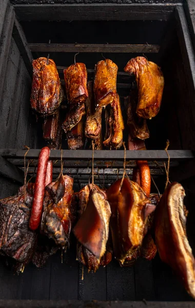 Carne fresca y ahumada de panceta de cerdo en el fumador, concepto de comida —  Fotos de Stock