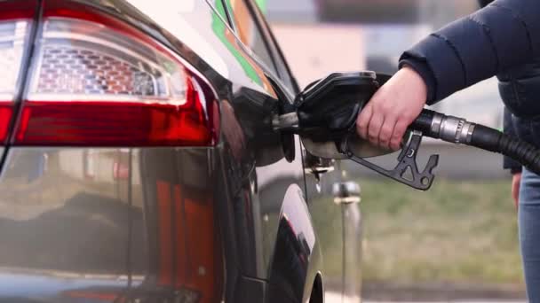 Processen att tanka bil fylla med bensin bränsle på bensinstationen, pump fyllning bränsle munstycke i bränsletank bil, högt pris på bensin och brännolja, ekonomiskt koncept — Stockvideo