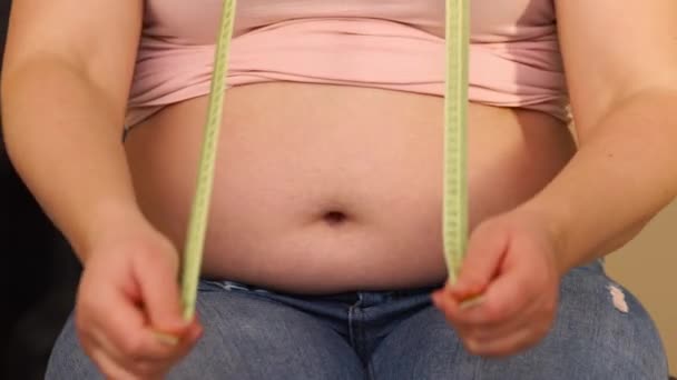 Молода надмірна вага або плюс розмір жінки з жирним, великим животом, що вимірює окружність живота, життя людей розміром xl, товстий і жирний концепт — стокове відео