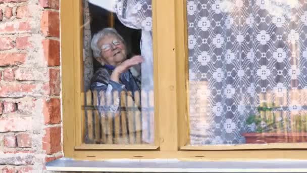 Українська бабуся зі страхом і молитвою молилася про мир під час війни між Росією та Україною, вторгнення в Росію, слава Україні — стокове відео