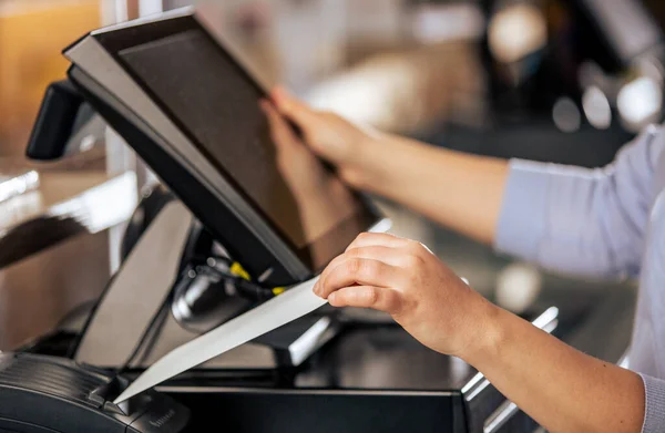 Processo di stampa della fattura per un cliente, processore di carte di credito, stampante per ricevute con bolletta della spesa e monitor touchscreen, POS — Foto Stock