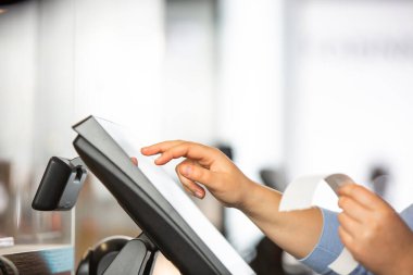 Küçük işletme ya da sevce kavramı, apronlu kadın ya da satıcı kadın giyim mağazasında çalışan bir kasayla, dokunmatik ekran POS, finans kavramı, iş dünyası