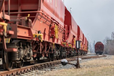 Nakliye şirketleri için yük konteynırları taşıyan vagonlar. dağıtım ve nakliye demiryolu, ulaşım konsepti