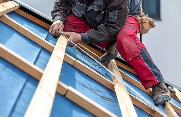 Artesano o trabajador de la construcción instalar un nuevo techo, herramientas para techos, techo metálico nuevo u hoja de metal, concepto de construcción —  Fotos de Stock