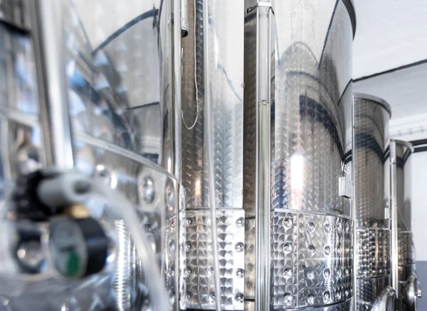 Şarap deposu ve fermentasyonu için küçük çelik tankları olan bir şarap fabrikasını kapatın.