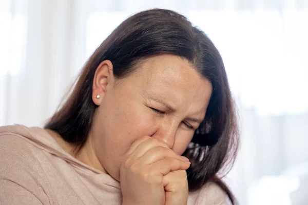 Mujer joven tiene un dolor de cabeza migraña estrés o tinnitus - silbido de ruido en los oídos — Foto de Stock