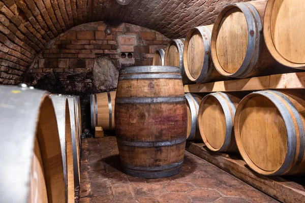 Una bodega llena de barriles de vino, concepto de alcohol — Foto de Stock