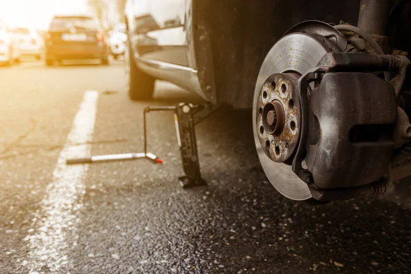 Processo de auto-substituição roda de carro após acidente, conceito automotivo Imagem De Stock