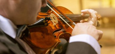 Filarmoni orkestrası keman çalıyor, performans konseri, klasik müzik konsepti