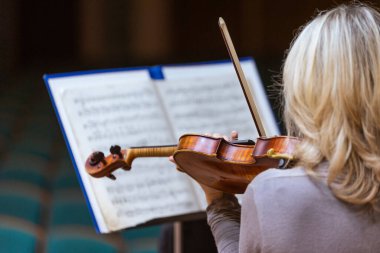 Filarmoni orkestrası keman çalıyor, performans konseri, klasik müzik konsepti