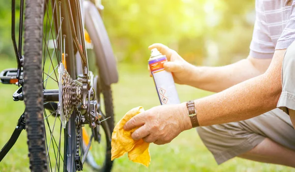 Senior Man Doing Maintenance His Bicycle Summer Time Oiling His — Stockfoto