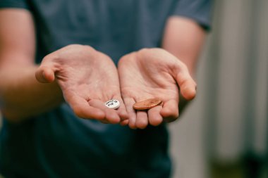 Yeni COVID 19 hapı ve bitcoin 'i olan bir adam. Modern dünyada yeni bir hayat.