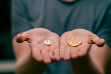Yeni COVID 19 hapı ve bitcoin 'i olan bir adam. Modern dünyada yeni bir hayat.
