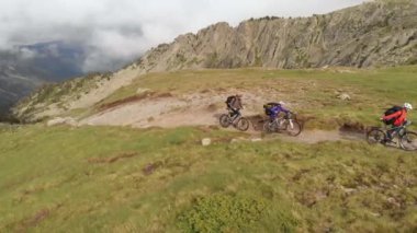  Sant Maurici Ulusal Parkı, İspanya. 08.11.2021. Dağlarda bisikletçiler