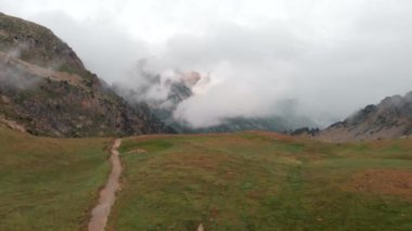 Büyülü dağların diyarı, ışıl ışıl buzul gölleri