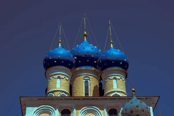 Rusya 'daki kilise ve mavi gökyüzü — Stok fotoğraf