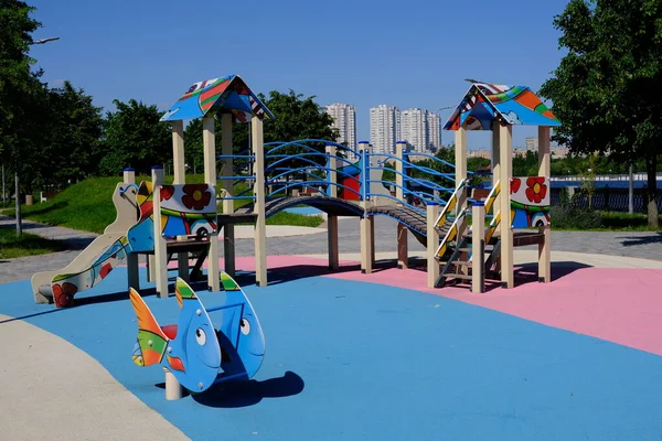 Детская площадка на открытом воздухе и голубое небо — стоковое фото